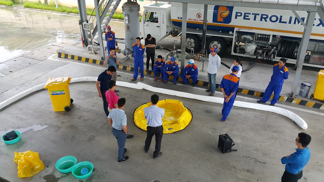 Phao quây thấm dầu N-Fiber ngăn rò rỉ nhiên liệu tại trạm xăng dầu